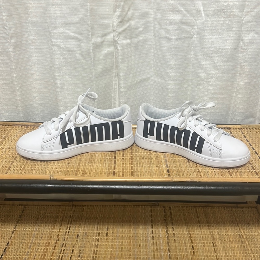 Kids Puma Sneakers sz 1